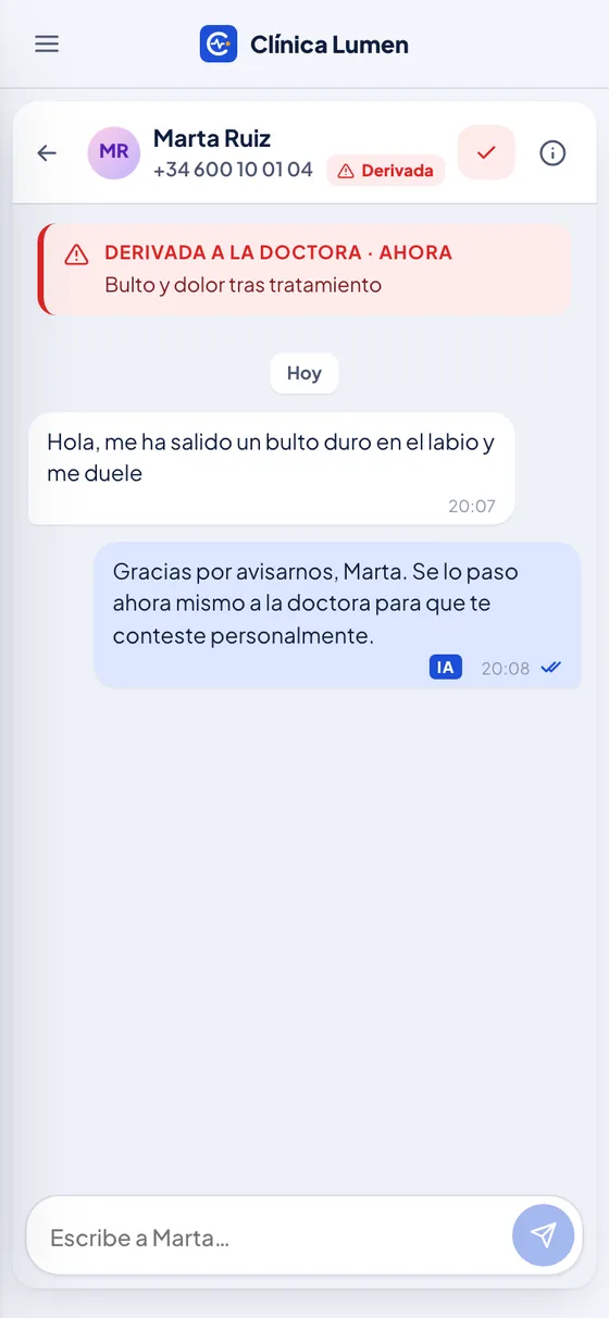 Conversación derivada: la paciente escribe «Me ha salido un bulto duro en el labio y me duele»; el asistente le responde que se lo pasa a la doctora y la conversación queda marcada como derivada (en el móvil)